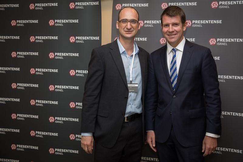 מנכל PresenTense מקבל את פניו של מייק באירד במשרדי הארגון, אפריל 2016, קרדיט: פלאש 90