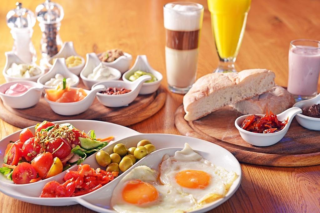 ארוחת בוקר במסעדת פטרה באשדוד. חיונית לגוף (צילום: עידן גרוס)