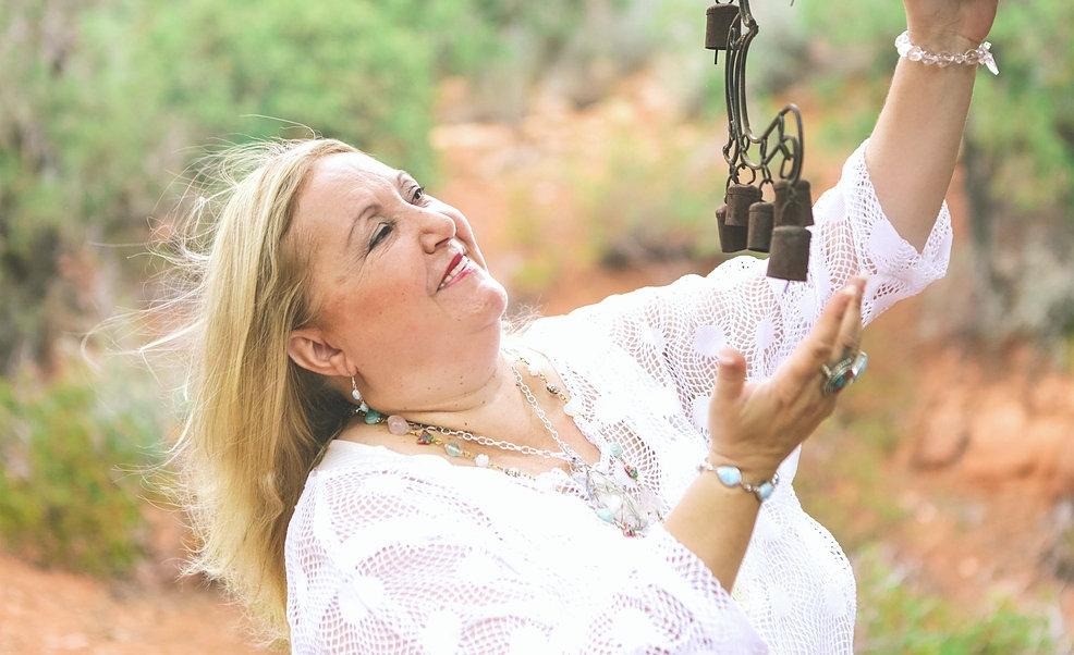 קורל מנשרוב. סייעה לעשרות אלפים בעולם