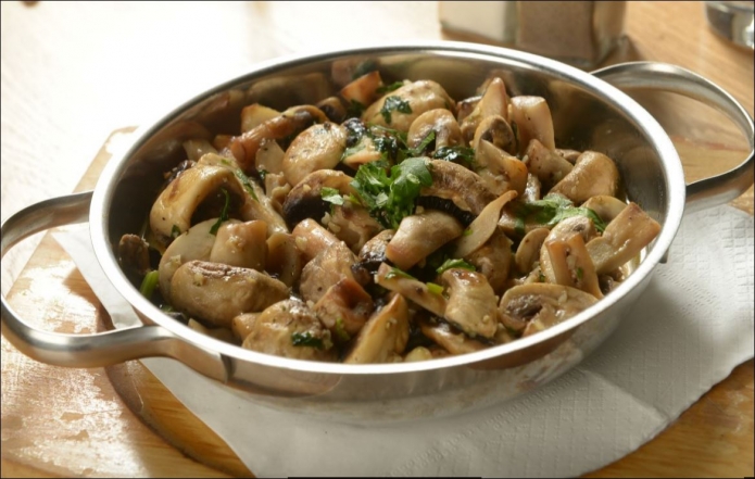 פטריות מוקפצות עם ערמונים 