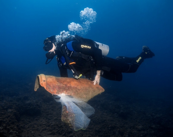 צוללן במהלך ניקיון שמורות אכזיב וראש הנקרה בגליל המערבי. צילום אורן קליין