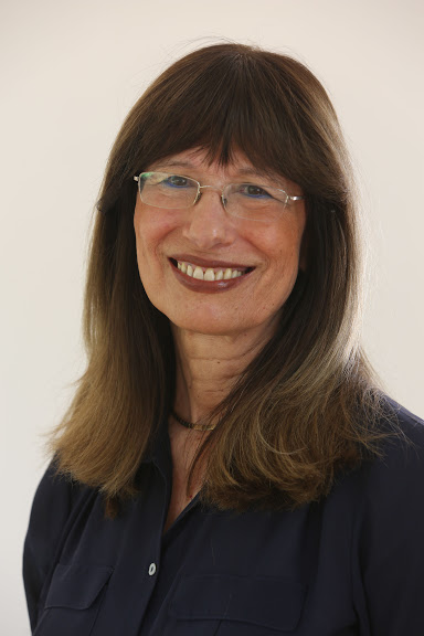 פרופ' נילי כהן, מברכת את החברות והחברים החדשים ומסרה כי הצטרפותם של ששת המדענים מחזקת את שורות האקדמיה למדעים בחוקרים מן המעלה העליונה