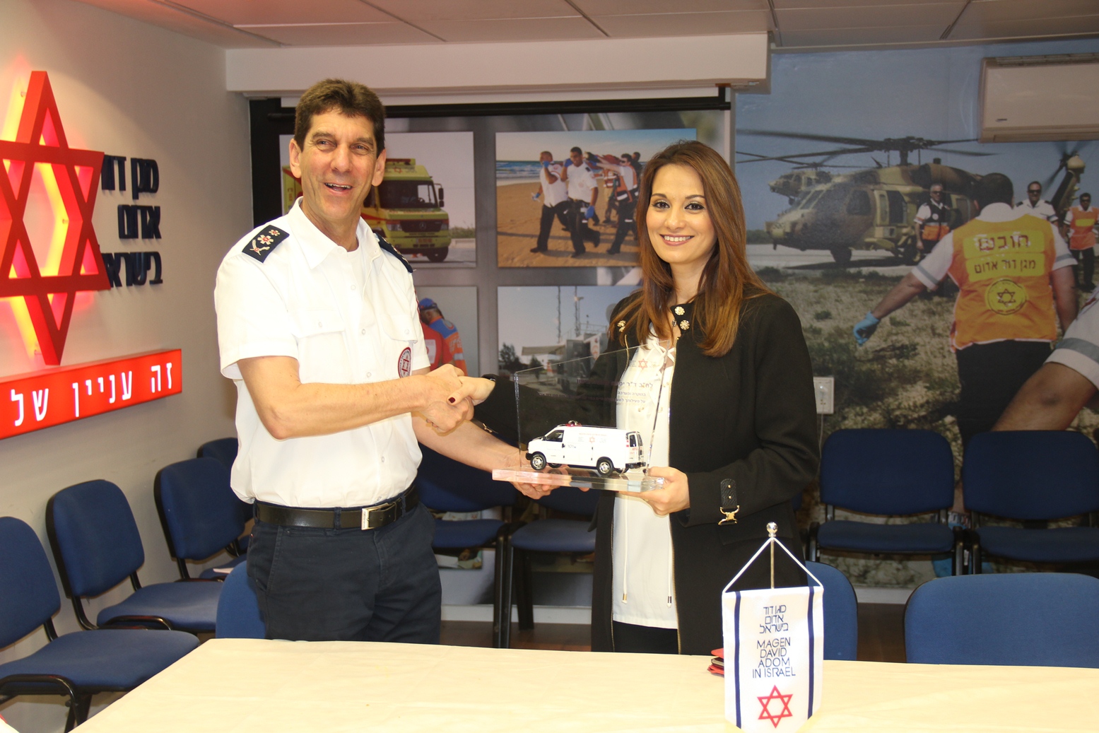 מנכ"ל מד"א: "מודים לשר האוצר על תמיכתו הרבה במד"א ובפעילותו"- צילום: דוברות מד"א