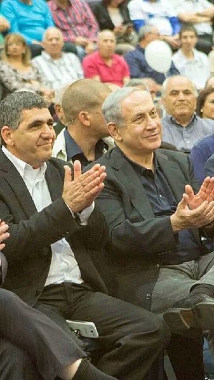 חה"כ ירון מזוז לצד רה"מ נתניהו. צילום: Davidza5