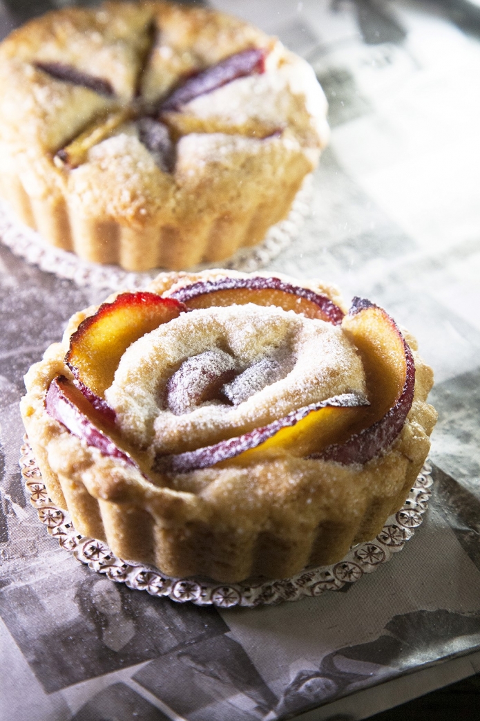 עוגת סולת ושזיפים  (צילום - מנחם גרייבסקי)