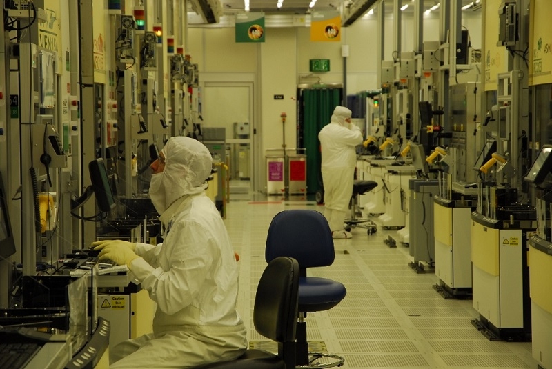 חדר נקי במפעלי אינטל קרית גת