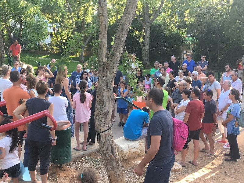 תושבי השכונה והפעילים, מבוגרים וילדים, נפגשים מדי יום שישי אחר הצהריים בחורשה לקבלת שבת ומפגש מחאה כנגד הכוונה לכרות את החורשה