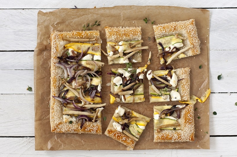 מאפה בצק עלים עם פטריות שינוקי, זוקיני ובצל סגול. צילום: מאפה בצק עלים עם פטריות שינוקי, זוקיני ובצל סגול