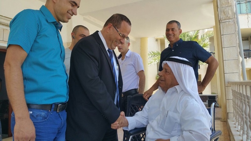 משלחת ערביי ישראל שבאה לחזק את סגן השר על הצלחת המיזם ופעילותו באזור