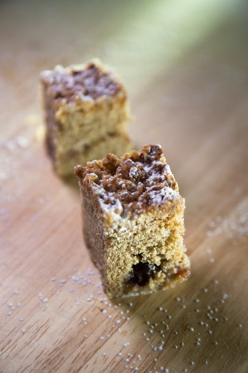 עוגת פירורים מקמח כוסמין מלא 100% וריבת תותים. צילום – מנחם גרייבסקי