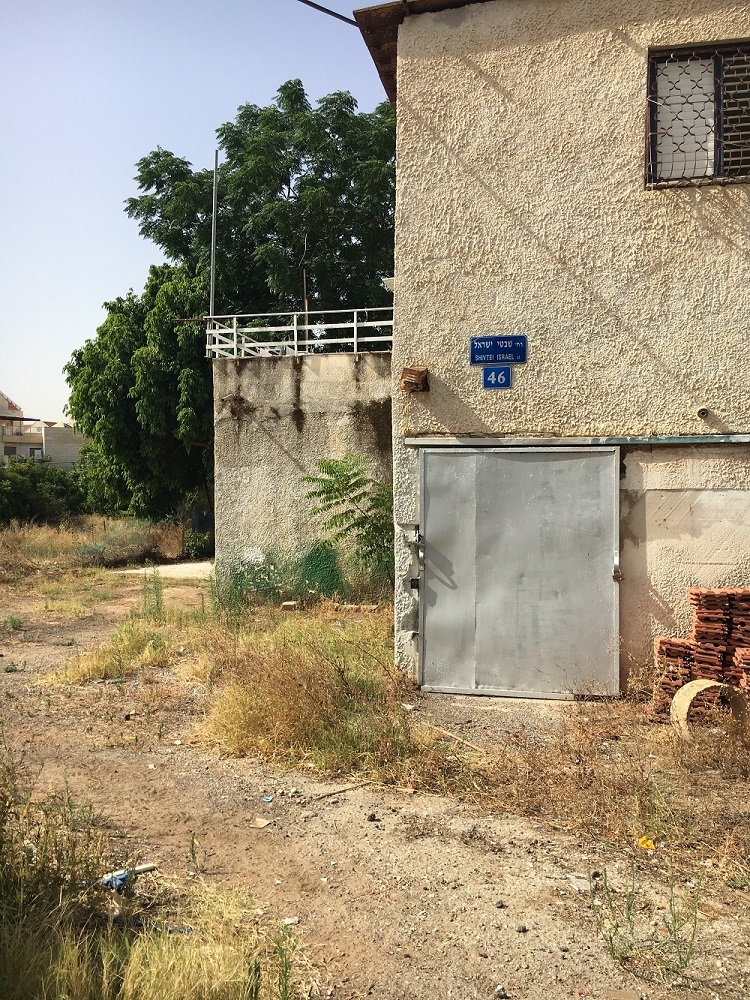 אלי כלפון מראשל"צ, אותר לאחרונה ע"י מפקחי רשות מקרקעי ישראל כאשר הוא פולש לדירה במבנה המיועד להריסה, על אדמות המדינה