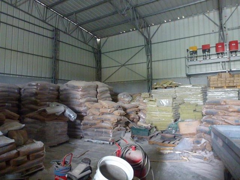 המפעל הבלתי חוקי שהשתרע על פני 1.7 דונם כלל חמישה מבנים גדולים, בהם אולם תצוגה לרהיטים, נגריה ומחסני עצים