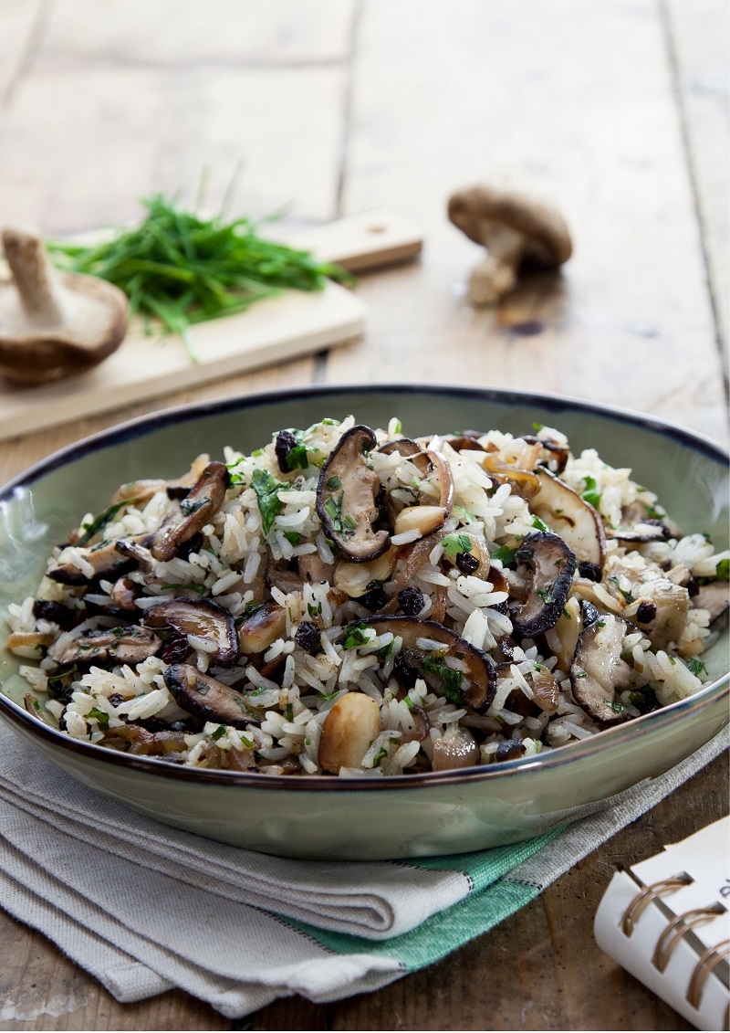 אורז עם פטריות שיטאקי ותערובת אגוזים. צילום: דן לב