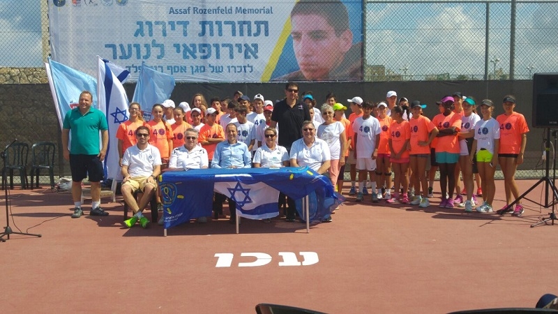 מימין לשמאל: דודי ואידה רוזנפלד (הוריו של אסף ז"ל), ראש העיר שמעון לנקרי, יבגני יוזף- מאמנו לשעבר של אסף, דימה לייפמן - מנהל התחרויות של מרכז הטניס. עומד עם החולצה התכלת – אלעד רוט, מנהל המרכז.