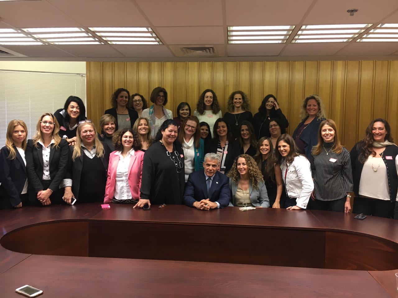 לפיד בפגישה עם נשות נבחרת הדירקטורים בכנסת