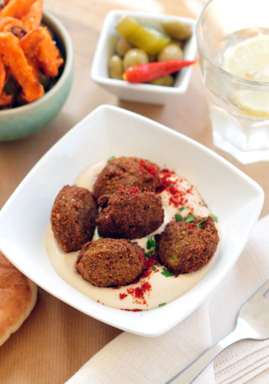 פלאפל בחומוסייה של זרזיר כרמי יוסף. צילום: פאולין שובל