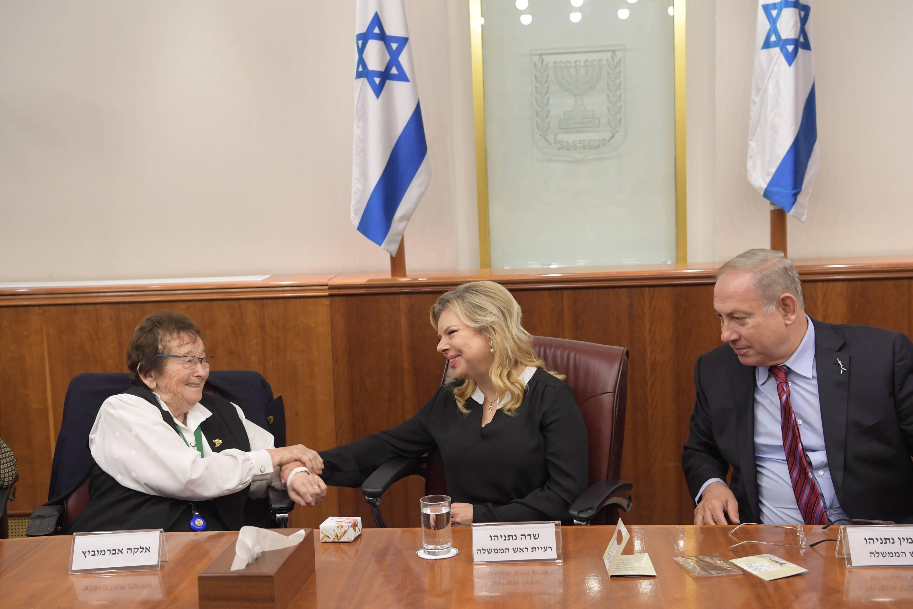 רה"מ נתניהו ורעייתו שרה עם מדליקי המשואות של העצרת המרכזית ליום הזיכרון לשואה ולגבורה - 2017