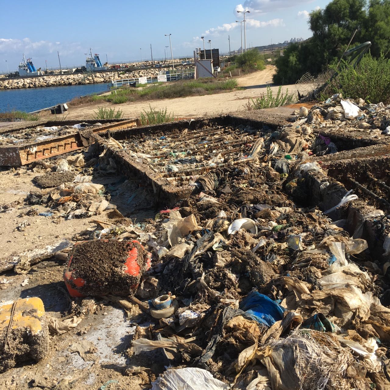 פסולת בתחנת הכח רוטנברג(צילום: יצחק קודוביצקי, המשרד להגנת הסביבה)