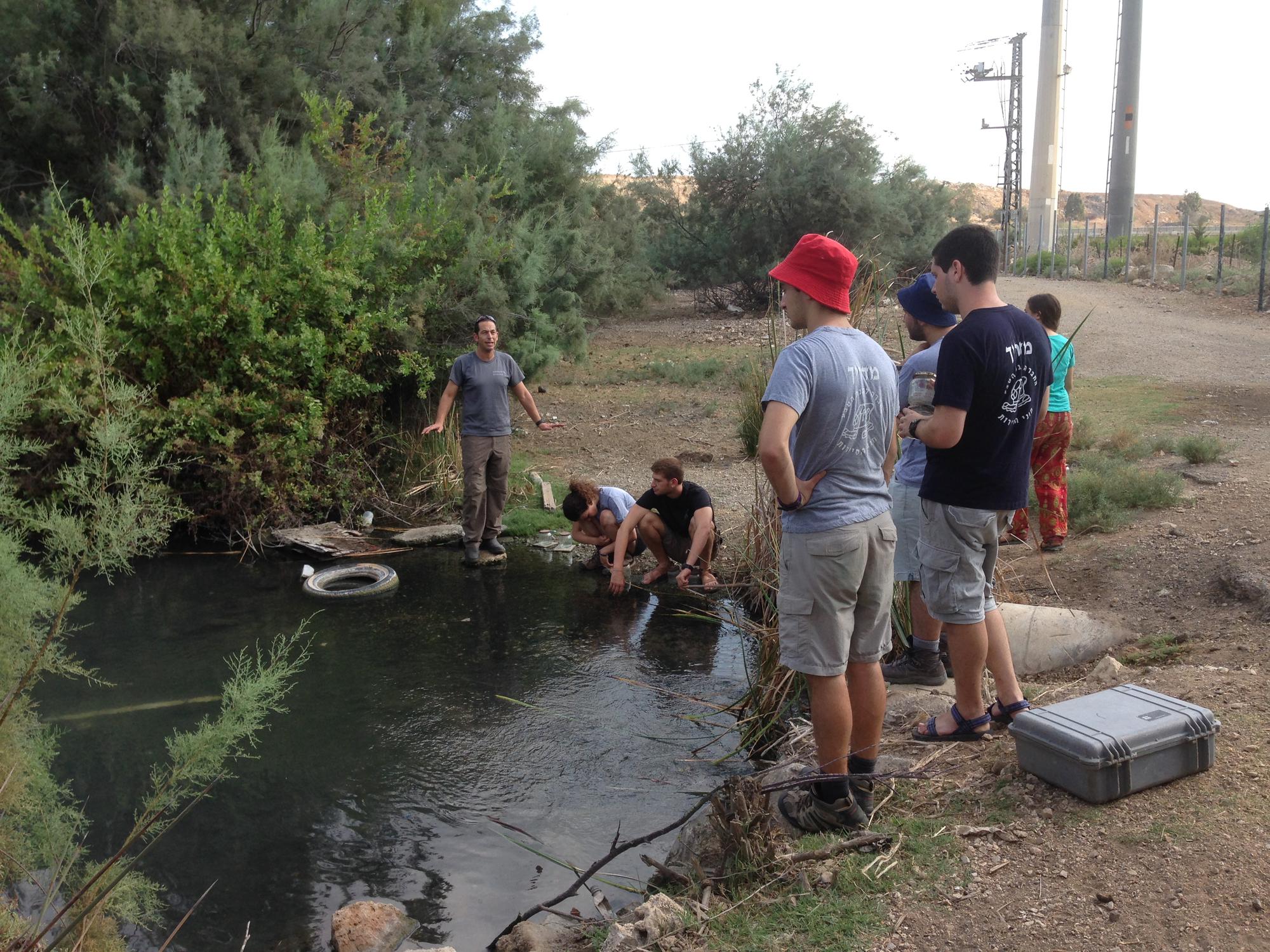 שינשינים בתדרוך לפני איסוף השחרירים. צילום אלון בן מאיר רשות נחל הקישון