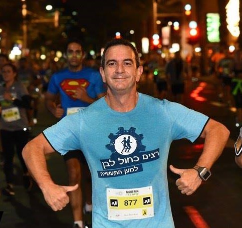 תמונה למעלה: ד"ר רון תומר, שהשתתף במירוץ, בחולצה המיוצרת בארץ. בתמונה למטה: רצי התעשייה האחרים. צילום: דוברות התאחדות התעשיינים.