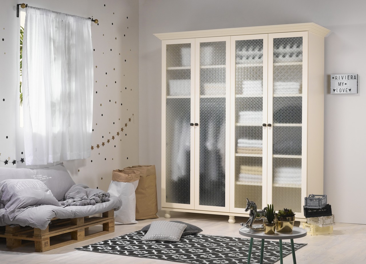 מגוון הארונות המעוצבים מבית 'ריביירה'. צילום: ישראל כהן