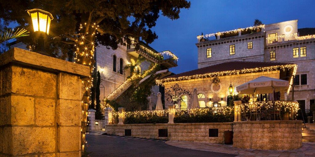 סילבסטר בירושליים  - בתפריט הארוחה שבע מנות גורמה של שף המלון, דיויד דידס, המשלב בין מנות אירופאיות קלאסיות למטבח ערבי מזרח תיכונ