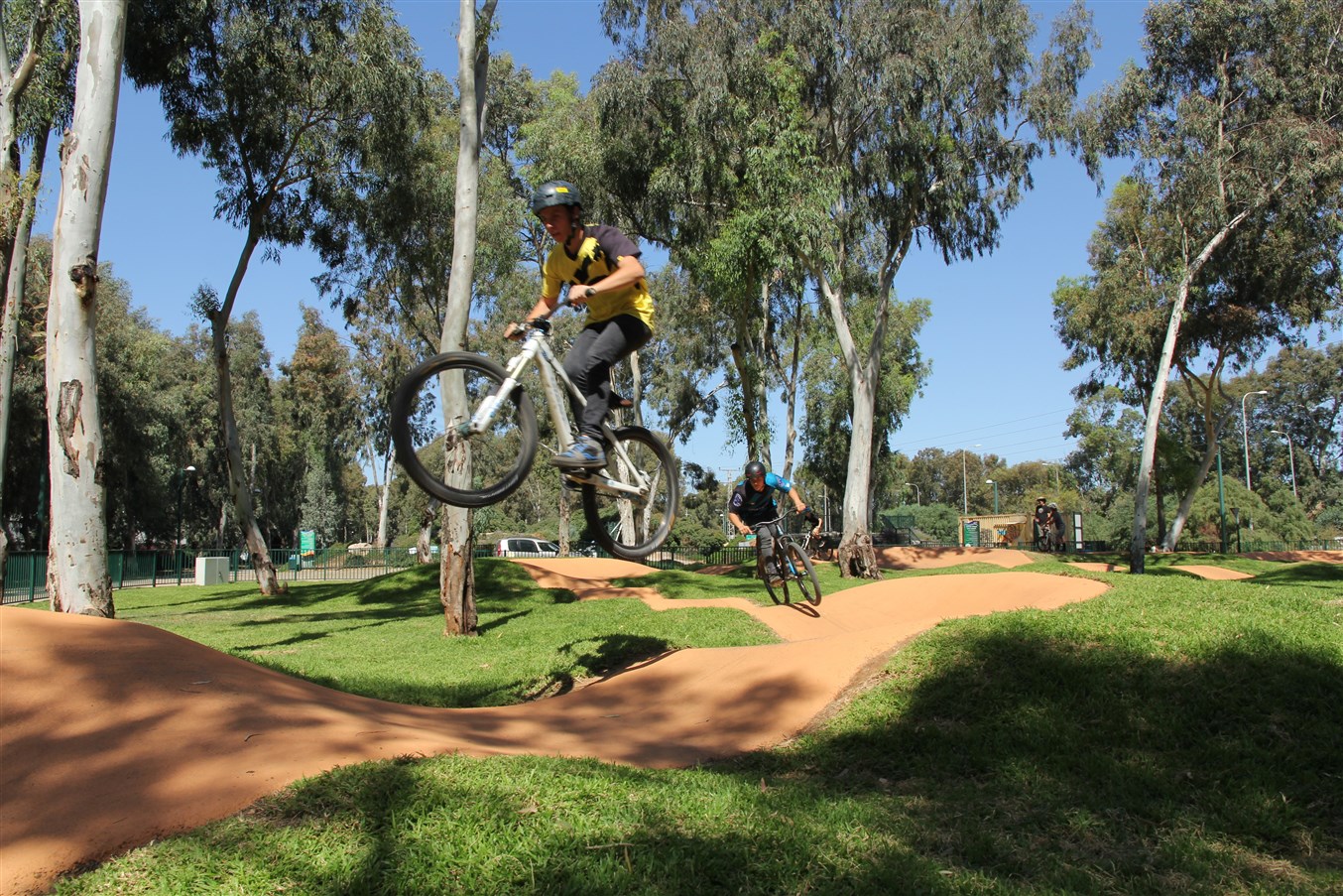 הפארק ישתרע על כ- 1500 מ"ר ויכלול 2 מסלולי רכיבה; האחד, מסלול רכיבה טבעתי הכולל Rollers (תלוליות) ו-Berms (סיבובים מוגבהים) בו רוכבים ללא דיווש