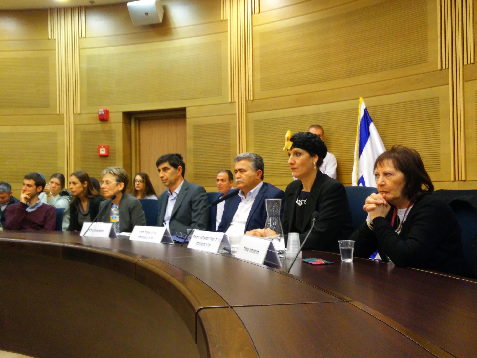 מושב הפתיחה לשדולה להחזרת חיילי צה״ל, סגן הדר גולדין וסמ״ר אורון שאול, הביתה