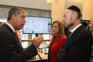 יו"ר הוועדה אורי מקלב, חברי הכנסת מיקי לוי, חיים ילין, ועליזה לביא והקצונה הבכירה של המשטרה בראשות תנ"צ שי קופרמן, תנ"צ חיים איפרגן, ורפ"ק משה עבו בתערוכה. צילום: איציק הררי דוברות הכנסת