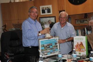 שר הרווחה חיים כץ וראש עיריית מעלות שלמה בוחבוט. צילום: שלמה שרביט