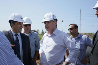 שר האנרגיה התשתיות והמים, ד"ר יובל שטייניץ מקבל הסבר בשטח ממנכ"ל נתג"ז, שמואל תורג'מן. צילום: מירי שמעונוביץ'.