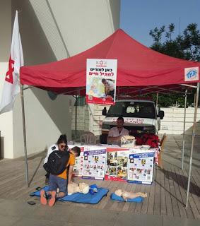 חולון: אנשי מד"א הדריכו כיצד להתמודד עם פציעות מחום ואש