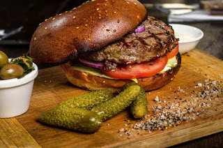  המבורגר במסעדת מרינדו – צילום: רון שלף