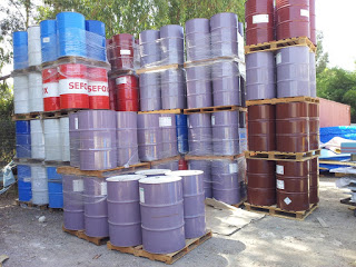 חביות פסולת חומרים מסוכנים במפעל עמינח (צילום: גלעד שלו, המשרד להגנת הסביבה)