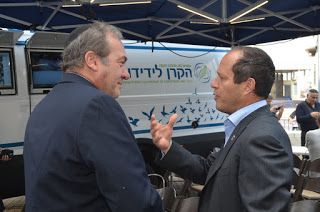  ראש העיר ירושלים, ניר ברקת ונשיא הקרן לידידות הרב יחיאל אקשטיין, חנכו היום (ד') בכיכר ספרא את ניידת החפ"ק החדשה של העירייה. צילום: ג'קי לוי