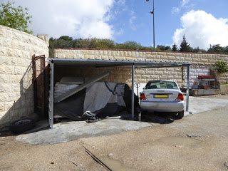 מסיגי גבול שהחלו להשתלט על אדמות מדינה בכניסה לשכונת ואדי אל ג'וז במזרח ירושלים, נדרשים לפנות את הקרקע לאחר שמפקחי רשות מקרקעי ישראל מסרו להם צו סילוק פולשים. הסגת גבול במקרקעי ציבור היא עבירה פלילית שדינה עד שנתיים מאסר בפועל