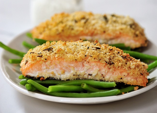 נתחי סלמון במעיל פרמזן וברוטב יוגורט(צילום:יח"צ)