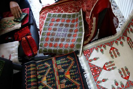 עבודת הרוקמות הפלסטיניות בשיתוף פורום הורים שכולים למען השלום. (צילום Ashley Hall)