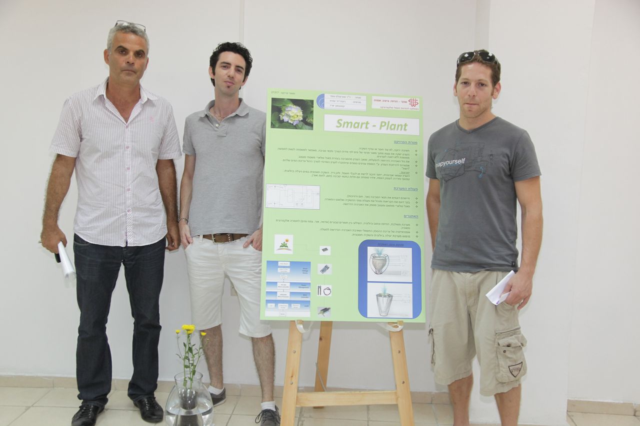 הסטודנטים עמית רוטהייזר וארז קגנובסקי יחד עם ד"ר עופר שוורצגלס, ראש המחלקה להנדסת חשמל ואלקטרוניקה בשנקר.(צילום:תמי דהן)