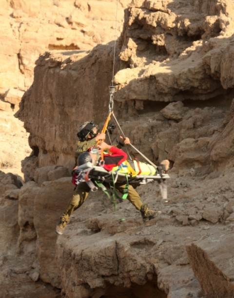 חילוץ מטיל שירד מהשביל המסומן(צילום:עומרי גולמן) rescuee