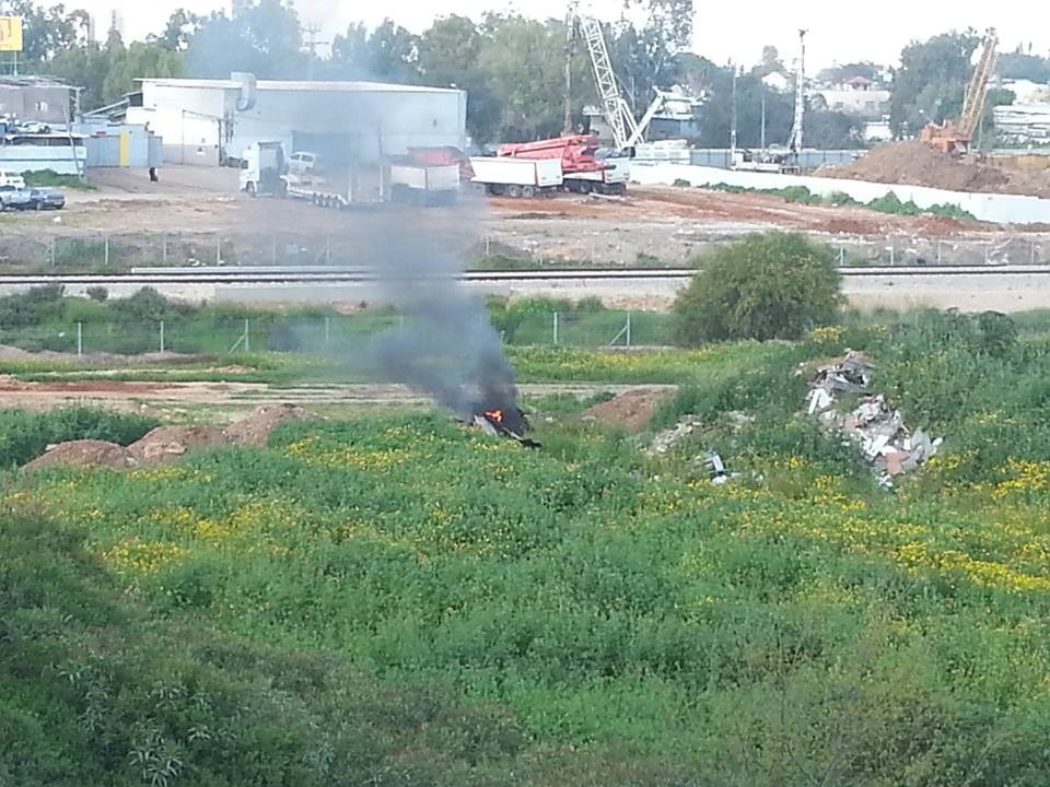 שריפת אשפה ברמלה -  צילם: אריאל פרננדו