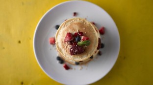 פנקייק טבעוני? אפשרי וטעים! המדריך המלא להכנת פנקייק ללא ביצים וחלב