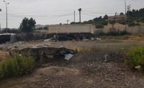 מסיגי גבול שהשתלטו על 27 דונם אדמות לאום סמוך לירושלים והקימו מתחם בו הפיקו חומרי בנייה נאלצו להתפנות בעקבות פעולות האכיפה של רשות מקרקעי ישראל פינוי עצמי ליד מחסום 300 (צילום: רשות מקרקעי ישראל)