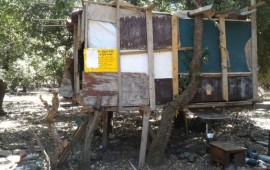 יער אודם: מבנה בלתי חוקי שהוקם ביער נהרס ע"י מפקחי רמ"י יער אודם ליד מסעדה (צילום: רשות מקרקעי ישראל)