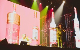 פלד במסע הופעות חדש: "תביא ת'סטולי TOUR" פלד בהופעה. צילום: איציק בן זודה