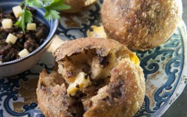 סופגניות מלוחות במילוי דוקסל פטריות, בצל ופטרוזיליה וגבינת גאודה או סנט מור סופגניות מלוחות במילוי דוקסל פטריות וגבינת סנט מור (צילום: מנחם גרייבסקי)