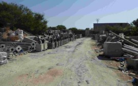 אשדוד: מסיג גבול שהשתלט על אדמת מדינה המיועדת לתעשיה והציב עליה ציוד חשמלי ותאורה, נאלץ לפנות את הקרקע בעקבות פעולות האכיפה של מפקחי רמ"י פינוי עצמי באשדוד ציוד חשמל ותאורה (צילום: רשות מקרקעי ישראל)