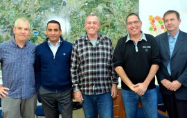 חה"כ יואל חסון מתנגד להקמת שדה תעופה בינלאומי בעמק יזרעאל מימין לשמאל- דוד אריאלי ראש מועצת קריית טבעון, עפר בן אליעזר ראש מועצת רמת ישי, אייל בצר ראש מועצת עמק יזרעאל, חכ יואל חסון ואיציק חולבסקי ראש מועצת מגידו. צילום: ישראל פרץ