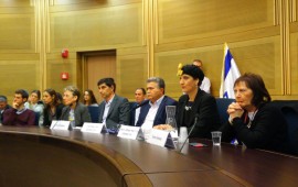 היום הוקמה השדולה להחזרת אורון שאול והדר גולדין מושב הפתיחה לשדולה להחזרת חיילי צה״ל, סגן הדר גולדין וסמ״ר אורון שאול, הביתה