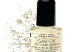 לקראת עונת הנסיעות - שמן הזנה לקוטיקולה בבקבוק To go שמן ההזנה לציפורניים ולקוטיקולה. צילום: אלון גנון